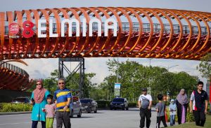 ORANG ramai mula beriadah di lokasi kejadian pesawat terhempas berhampiran  Elmina Central Park, Seksyen U16 Shah Alam. – mingguan/SADDAM YUSOFF.