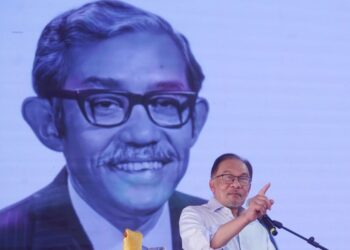 Anwar Ibrahim ketika berucap pada Majlis Memperingati Negarawan Tun Dr Ismail Al-Haj: Tonggak Perpaduan Negara sempena sambutan Bulan Kebangsaan di Dataran Merdeka baru-baru ini. – UTUSAN/FAUZI BAHARUDIN