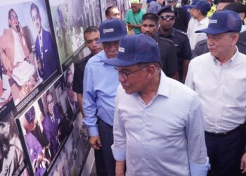 ANWAR Ibrahim melawat sudut pameran ketika menghadiri Majlis Memperingati Negarawan Tun Dr Ismail Al-Haj: Tonggak Perpaduan Negara sempena sambutan Bulan Kebangsaan di Dataran Merdeka, Kuala Lumpur, hari ini. Turut serta Timbalan Perdana Menteri, Datuk Seri Fadillah Yusof. - UTUSAN/FAUZI BAHARUDIN