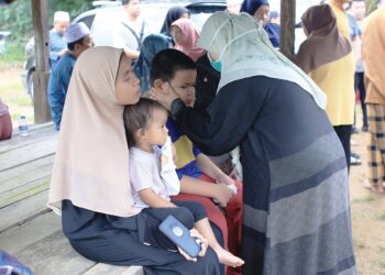 NIK ADAM Zarif Nik Mohd. Zulmi ditenangkan oleh seorang anggota keluarganya semasa pengebumian ayah, ibu, dan adiknya di Tanah Perkuburan Tok Johol, Kampung Padang Tengah, Ketereh, semalam.