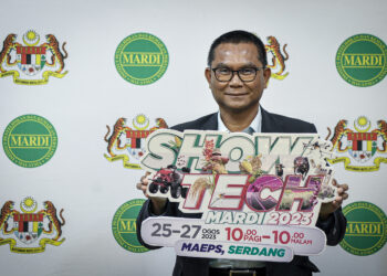 DR. MOHAMAD Zabawi Abdul Ghani menunjukkan logo Showcase Teknologi MARDI yang akan bermula Jumaat ini di Taman Ekspo Pertanian Malaysia Serdang (MAEPS). – UTUSAN/FAIZ ALIF ZUBIR