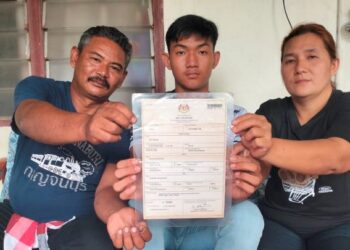 SAYAN Prak Sat (kiri) bersama Sawitree Darasawang (kanan) dan Khathanak menunjukkan sijil lahir pemuda itu yang dikeluarkan pada 2004 ketika ditemui di Kampung Lubok Sengkuang, Changlun di Kubang Pasu, Kedah.