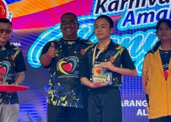 MUHAMMAD Sanusi Md. Nor (dua, kiri) menyampaikan hadiah kepada pemenang acara larian pada Karnival Amal Hari Penyayang anjuran YSB di pekarangan Stadium Darul Aman, Alor Setar. Turut sama, Tunku Temenggong Kedah, Tan Sri Tunku Puteri Intan Safinaz Sultan Abdul Halim.