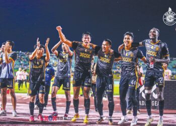 PEMAIN Perak FC meraikan kejayaan melayakkan diri ke suku akhir Piala Malaysia selepas menyingkirkan Kedah secara agregat 4-3 di Alor Setar kelmarin. – IHSAN PERAK FOOTBALL CLUB