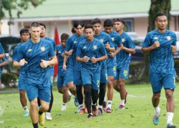 PEMAIN Kedah menjalani latihan akhir di Alor Setar semalam dalam persiapan menghadapi Perak FC pada perlawanan pertama Piala Malaysia malam ini. – IHSAN KDA FC