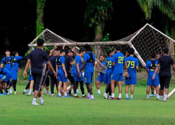 PEMAIN Kedah menjalani latihan akhir di Alor Setar semalam dalam persiapan menghadapi Terengganu FC malam ini. – IHSAN KEDAH DARUL AMAN