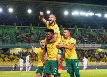 PEMAIN Kedah meraikan jaringan Ifedayo Olusegun (tengah, bawah) ketika menentang Sri Pahang dalam aksi Liga Super semalam. - IHSAN KEDAH DARUL  AMAN