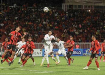 KELANTAN FC (jersi merah) turun menentang JDT malam ini dengan dibayangi kekalahan 8-0 kepada Terengganu dalam aksi terakhir Liga Super, selain dibedil 5-1 oleh JDT pada perlawanan pertama Piala Malaysia.