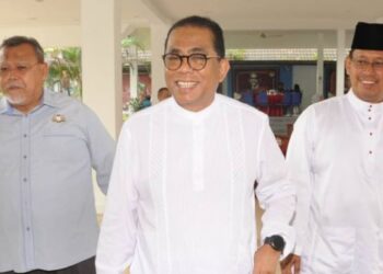 MOHAMED Khaled Nordin bersama Aminolhuda Hassan (kiri) dan Suhaizan Kaiat ketika menghadiri Mesyuarat Khas UMNO Johor dan Parti Amanah Johor menjelang PRK di Pejabat Badan Perhubungan UMNO Johor, Johor Bahru hari ini. - UTUSAN/RAJA JAAFAR ALI