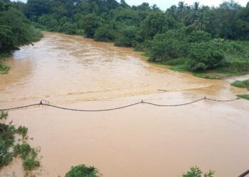 JAMBATAN yang menjadi laluan utama penduduk Kampung Batu 6 di Gua Musang, Kelantan, ditenggelami 
air semalam. – UTUSAN/AIMUNI TUAN LAH