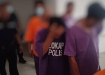 EMPAT suspek dibawa untuk mendapatkan perintah reman di Mahkamah Kota Bharu, Kelantan, hari ini.