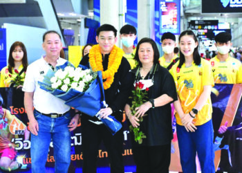 Kunlavut Vitidsarn disambut ahli keluarga setibanya di Lapangan Terbang Antarabangsa Suvarnabhumi, Bangkok semalam.