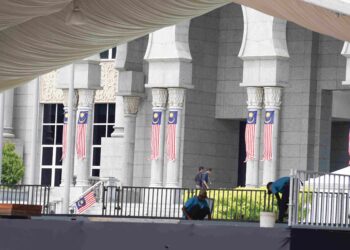 BANGUNAN kerajaan
di Putrajaya sudah mula dihiasi dengan Jalur Gemilang sebagai persiapan menyambut ulang tahun hari kemerdekaan. – UTUSAN/FAISOL MUSTAFA