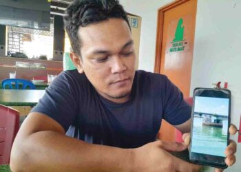 MUHAMAD Firdaus Mustapa menunjukkan rakaman video dia cuba menyelamatkan seorang lelaki yang terjun dari jambatan Sungai Endau minggu lalu.