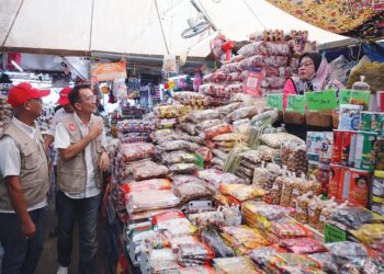 AZAN Ismail (dua dari kiri) bertanyakan sesuatu dengan seorang peniaga ketika berkempen di Pasar Kedai Payang, Kuala Terengganu, hari ini. - UTUSAN/TENGKU DANISH BAHRI TENGKU YUSOFF