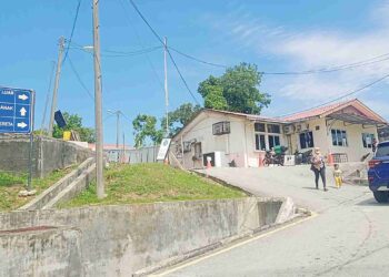 LALUAN masuk ke Klinik Kesihatan Dengkil dibuat sehala sahaja kerana jalannya yang sempit.