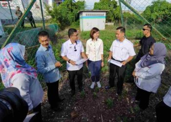 AKMAL Nasrullah Mohd. Nasir (tiga dari kiri) mendengar penerangan daripada pegawai MPKK berkenaan projek perumahan terbengkalai, Taman Mayang Fasa 2 di Kuala Kangsar. – UTUSAN/FADZIL ZAINO