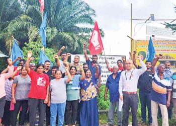 DARREN Ong bersama 40 peneroka tanah Kampung Sri Tanjung, Dengkil bagi mendengar masalah dihadapi mereka. – UTUSAN/MOHD HUSNI MOHD NOOR