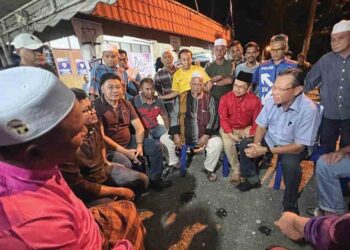 AHMAD Shabery Cheek duduk (tiga dari kanan) bersama peneroka di warga Felda Chiku 3, Gua Musang, Kelantan, semalam. – UTUSAN/AIMUNI TUAN LAH