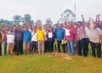 PENDUDUK Kampung Ampar Tenang berkumpul di padang sebagai tanda protes kepada pihak pemaju yang ingin mengambil padang mereka untuk tujuan pembangunan. – UTUSAN/MOHD HUSNI MOHD NOOR