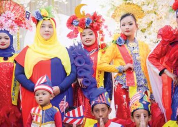 MAZNAH Md. Yusoff (dua dari kiri) bersama kanak-kanak yang memperagakan kostum merdeka yang dihasilkannya sempena program sambutan Bulan Kebangsaan dan Hari Malaysia di Kelantan.