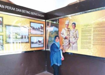 PELANCONG menunjukkan gambar di Galeri Sejarah Kesultanan Perak yang sudah diperbaiki di kawasan Beting Beras Basah di Bagan Datuk. 
– UTUSAN/AIN SAFRE BIDIN