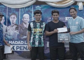MOHAMMAD Yaakub Yusra (kanan) menyampaikan hadiah kepada salah seorang peserta yang terlibat dalam Program Lepak Geng Utagha di Sungai Petani, Kedah, baru-baru ini.