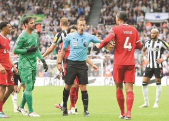 VIRGIL van Dijk (kanan) membantah keputusan pengadil, John Brooks melayangkan kad merah kepadanya ketika Liverpool menentang Newcastle United dalam aksi Liga Perdana Inggeris, Ahad lalu. – AFP