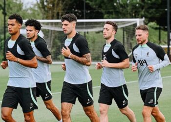 Alexis Mac Allister (kanan) dan Dominik Szoboszlai (tengah) muka baharu yang memperkuatkan bahagian tengah Liverpool untuk menghadapi musim 2023/2024. - IHSAN LIVERPOOL FC