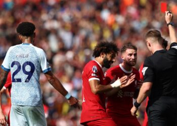 PENGADIL, Thomas Bramall melayangkan kad merah kepada Alexis Mac Allister (dua, kanan) dalam aksi Liga Perdana Inggeris menentang Bournemouth
di Anfield, Sabtu lalu. – AFP