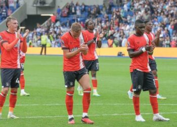 LUTON Town bersedia melakar kejutan apabila bertandang ke Stamford Bridge esok. – IHSAN LUTON TOWN