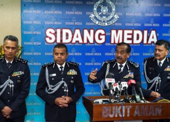RAZARUDIN Husain berucap pada sidang akhbar diiringi oleh Datuk Seri Mohd. Shuhaily Mohd. Zain (kiri) yang dilantik sebagai Pengarah Jabatan Siasatan Jenayah (JSJ) Bukit Aman yang baharu, Timbalan Ketua Polis Negara, Datuk Seri Ayob Khan Mydin Pitchay (dua dari kiri) dan Pengarah Jabatan Pengurusan Bukit Aman, Datuk Seri Azmi Abu Kassim (kanan) di Bukit Aman di sini hari ini. -GAMBAR /AMIR KHALID