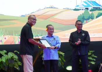 PENGERUSI MARDI Corporation Sdn Bhd, Norhalim Sirome (kiri) menerima Penghargaan sebagai Rakan Strategik SHOWTECH MARDI 2023 daripada Pengerusi Lembaga Pengelola MARDI, Dr. Azman Ismail disaksikan Mohammad Zabawi Abdul Ghani. - IHSAN MARDI