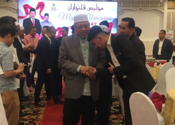 AHMAD Yakob (kiri) beramah mesra bersama sebahagian hadirin pada Majlis Pelancaran E-Wallet Kelantan Pay di,Kota Bharu, Kelantan, semalam. - UTUSAN/ROSMIZAN RESDI