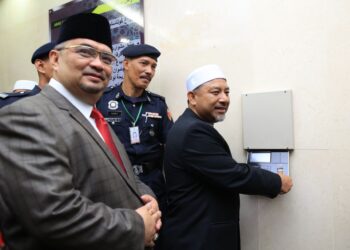 MOHD. Nassuruddin Daud meletakkan ibu jari sebagai simbolik memulakan tugas sebagai Menteri Besar Kelantan yang ke-19 di Kompleks Kota Darulnaim, Kota Bharu, Kelantan, semalam-UTUSAN/KAMARUL BISMI KAMARUZAMAN.