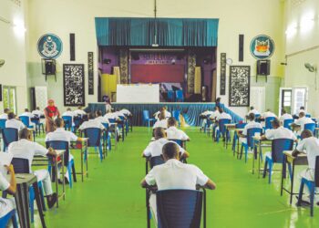 PENGHUNI SHG Telok Mas, Melaka sedang menduduki peperiksaan akademik. - GAMBAR HIASAN