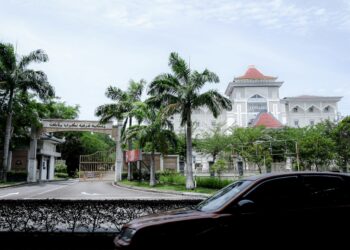 SEBARANG kekhilafan para pengamal undang-undang dalam memahami hadis secara tekstual dan kontekstual akan memberi implikasi buruk kepada masyarakat. – UTUSAN/SYAFEEQ AHMAD