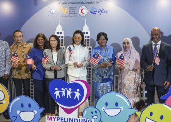 Tunku Puteri Intan Safinaz (dua dari kanan) dan Tan Sri Michelle Yeoh mengibarkan bendera  sempena bulan kemerdekaan pada majlis pelancaran MyPELINDUNG, baru-baru ini. – UTUSAN/AMIR KHALID