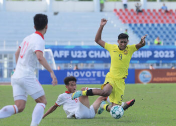 PENYERANG Negara, Alif Ikmalrizal Anuar dikasari pemain Vietnam dalam aksi separuh akhir Piala AFF B-23 tahun di Stadium Rayong Provincial, Thailand. - IHSAN FAM