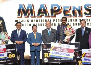 HAJIJI Noor (tengah) dan Raisin Saidin (tiga, kiri), Wan Munadi Wan Mamat (dua, kiri) bergambar bersama penerima anugerah Tokoh Guru, Sunthararajoo Rengasamy (tiga, kanan)
pada Mapens di Magellan Sutera Harbour, Sabah, hari ini.