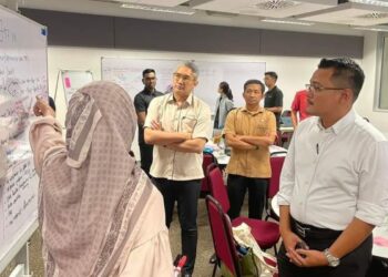 MOHD. Hairi Md. Shah (kanan) diberi penerangan ketika mengadakan lawatan ke Institut Dato’ Onn (IDO) di Afiniti Medini, Iskandar Puteri, Johor.