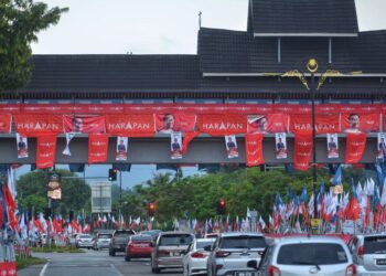 SUASANA 'perang' bendera parti dan calon yang bertanding pada Pilihan Raya Negeri (PRN) di Dewan Undangan Negeri (DUN) Ampangan di Seremban, Negeri Sembilan.-UTUSAN/MOHD. SHAHJEHAN MAAMIN