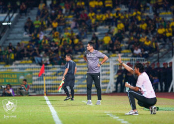 NAFUZI Zain (kiri) ketika melihat aksi Kedah menentang Perak FC dalam saingan Piala Malaysia semalam. - IHSAN KDA FC