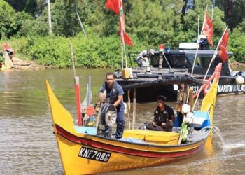 ANGGOTA Maritim Malaysia Kelantan mengiringi bot yang dinaiki Rohaimi bersama anak dan rakannya selepas hanyut di lautan bagi memastikan mereka selamat tiba di Jeti LKIM Kuala Kemasin, Bachok, Kelantan, semalam. - UTUSAN/KAMARUL BISMI KAMARUZAMAN
