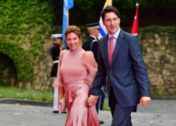 JUSTIN Trudeau dan isterinya mengumumkan perpisahan selepas berkahwin selama 18 tahun. - AFP