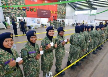 SEBAHAGIAN anggota tentera wanita menjalankan tanggungjawab mereka  mengundi di Pusat Mengundi, Pusat Latihan Asas Tentera Darat (Pusasda), Port Dickson sempena pengundian awal Pilihan Raya Negeri (PRN) Ke-15 semalam. -UTUSAN/MOHD. SHAHJEHAN MAAMIN.