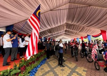 ONN Hafiz Ghazi (dua, kiri) melepaskan konvoi sempena Pelancaran Bulan Kebangsaan dan Kibar Jalur Gemilang 2023 Peringkat Negeri Johor di Dataran Dewan Jubli Intan Pontian, hari ini.