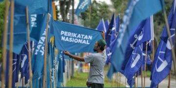 PENUBUHAN ‘payung besar’ untuk menyatukan parti-parti politik Melayu dilihat tidak relevan dan hanya akan membebankan Perikatan Nasional (PN) khususnya Pas dan Parti Pribumi Bersatu Malaysia (Bersatu).-GAMBAR HIASAN