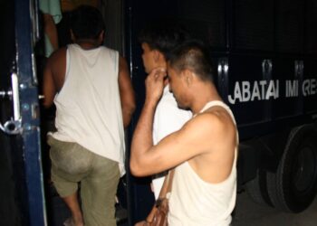 SEBAHAGIAN warga asing tanpa izin yang ditahan dalam operasi Jabatan Imigresen di Manjung, kelmarin. - UTUSAN/IHSAN JIM PERAK