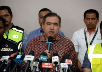 ANTHONY LOKE ketika mengadakan sidang akhbar di Lapangan Terbang Subang, Shah Alam, Selangor.-UTUSAN/SYAKIR RADEN